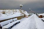 Bänke an der Seebrücke mit dicker Schneehaube