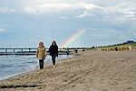 Strandspaziergang unterm Regenbogen