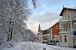 Verschneite Straße zur Seebrücke