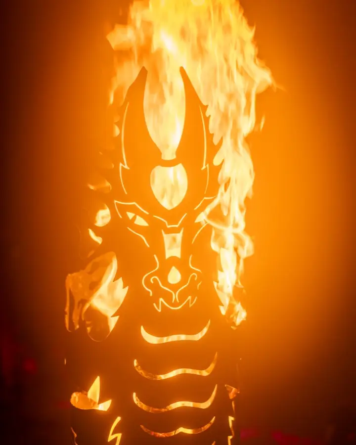 Leuchtende Feuerskulptur in Flammen