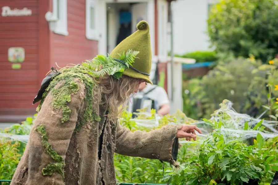 Der Murmann in einem geschmückten Garten der Strandstraße