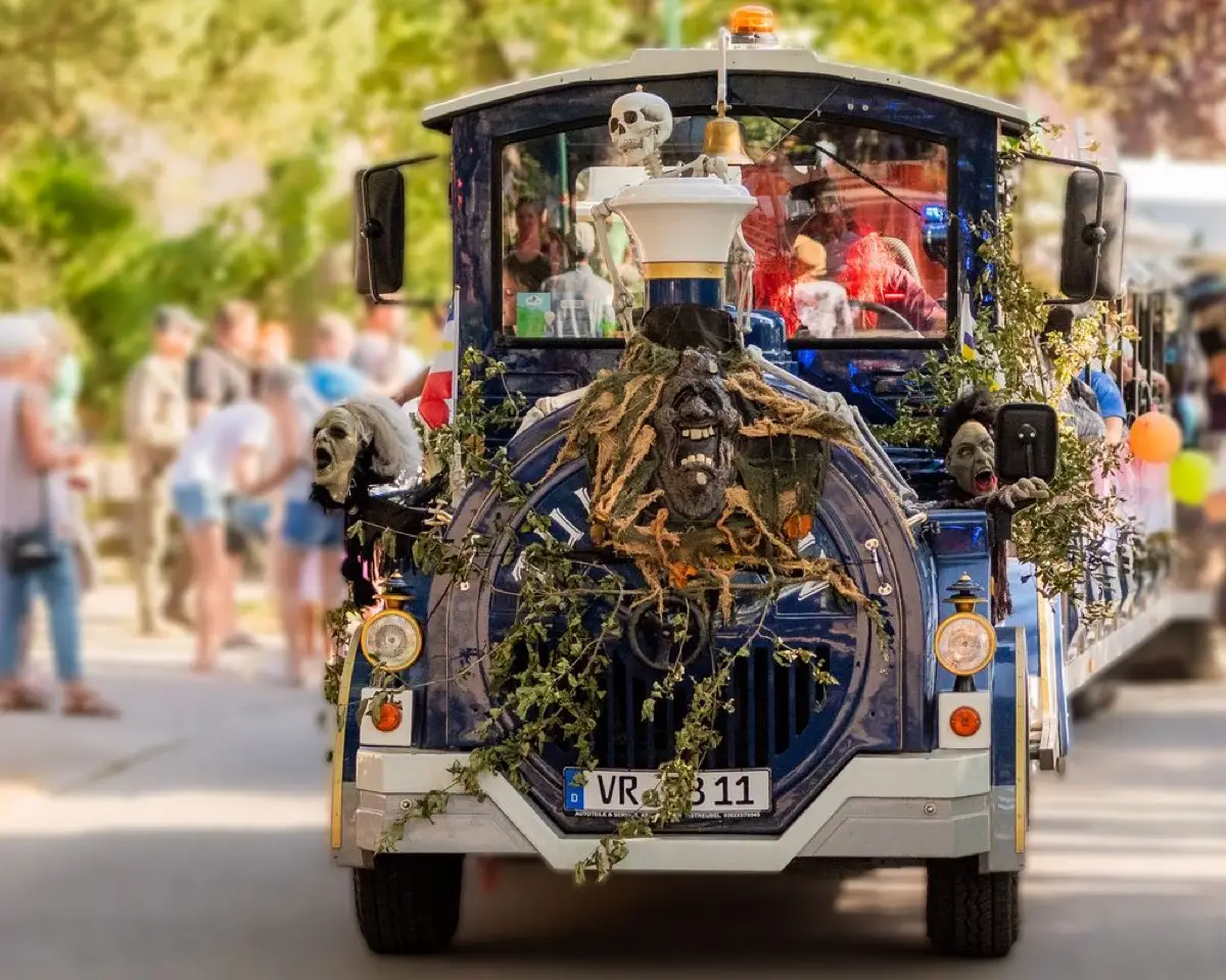 Die geschmückte TUKI-Bahn im Festumzug durch die Strandstraße