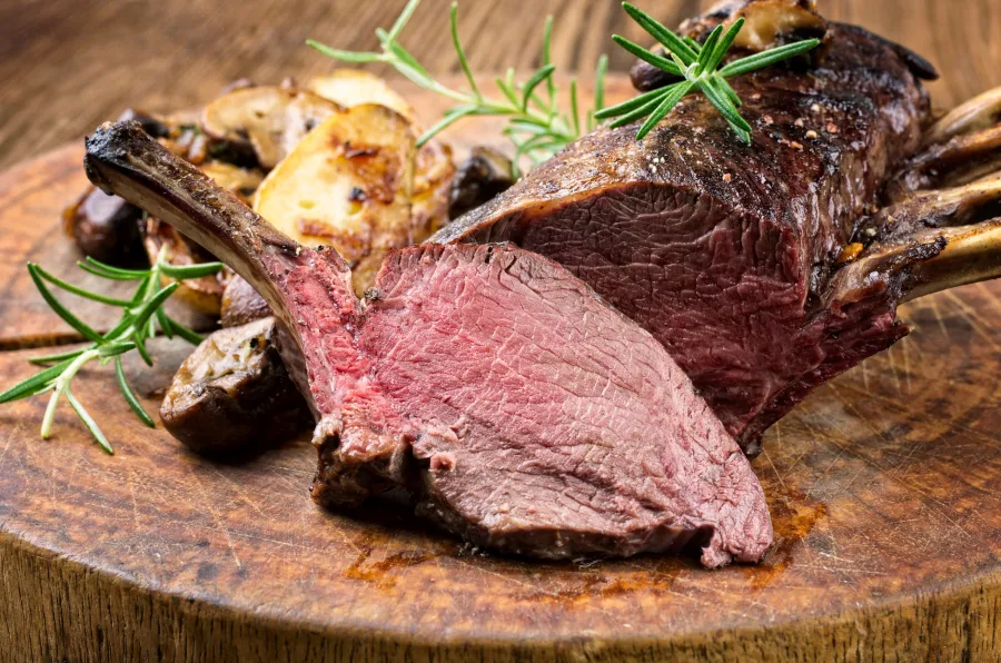 Angerichteter Wildbraten mit Kräutern