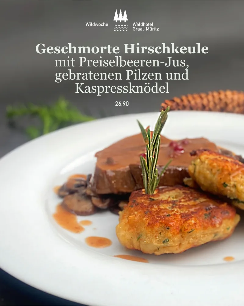 Geschmorte Hirschkeule mit Preiselbeeren-Jus, gebratenen Pilzen und Kaspressknödel, 26,90 € – Wildwoche im Waldhotel Graal-Müritz