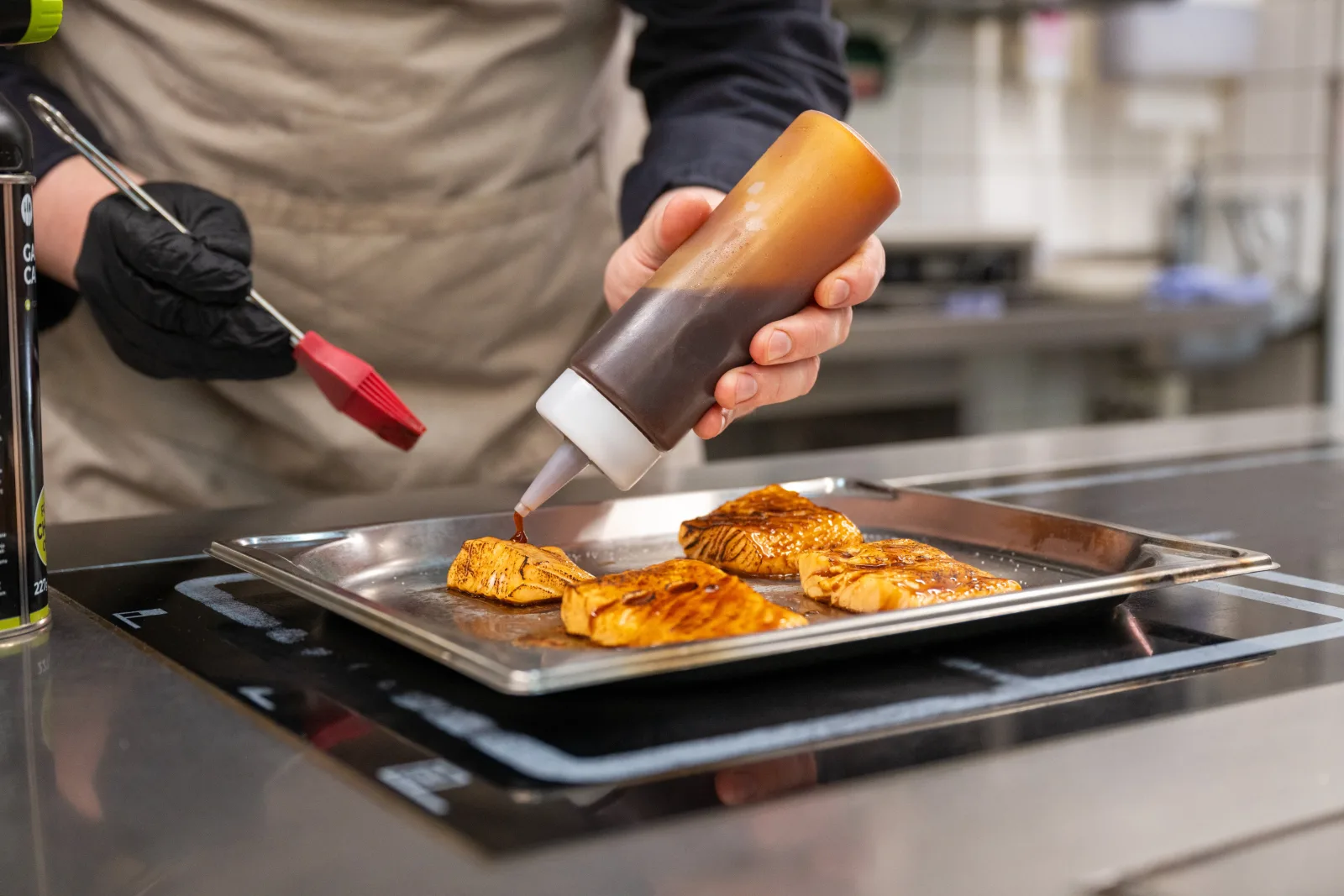 In der Küche des Restaurants »Buhne 36« werden Filets auf dem Blech glasiert